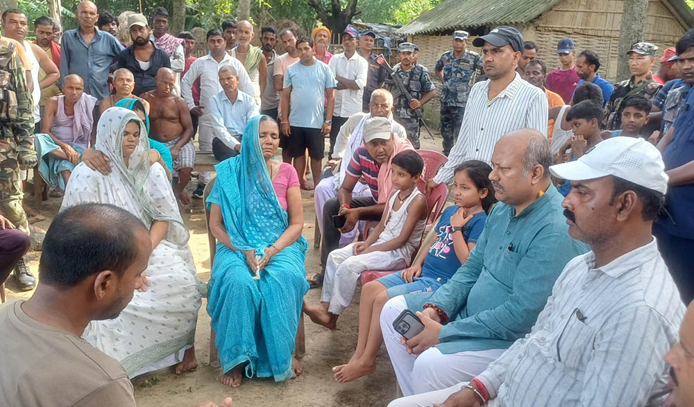 प्रहरीको गोली बाट मारिएका लालुको घरमा पुगे मधेशका मुख्यमन्त्री सिंह