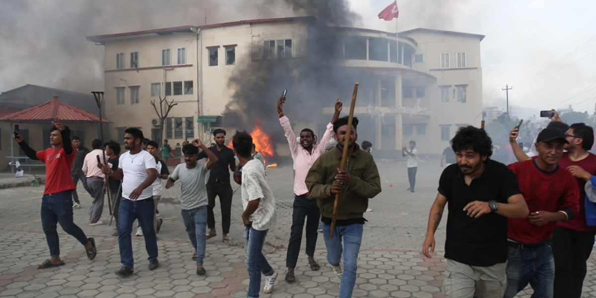 जेनजीको आन्दोलन सुरक्षाकर्मीको नियन्त्रण बाहिर, हतियार र थुनुवा छोडेर भागे प्रहरी