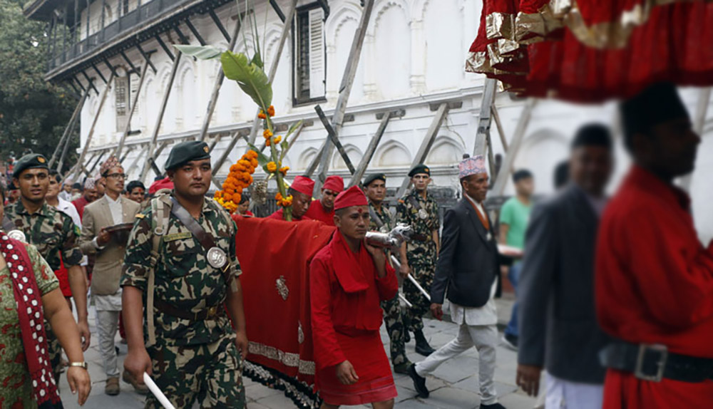 हनुमानढोकाको दशैघरमा भित्र्याइयो फूलपाती