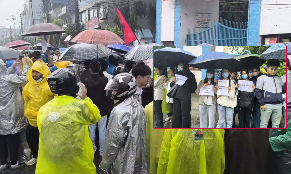 पोखरामा पानीमा भिजेर जेनजी पुस्ताको प्रदर्शन