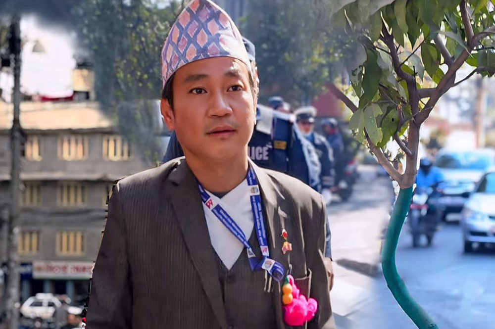 दल दर्ताका लागि निवेदन दिन निर्वाचन आयोग पुगे हर्क साम्पाङ