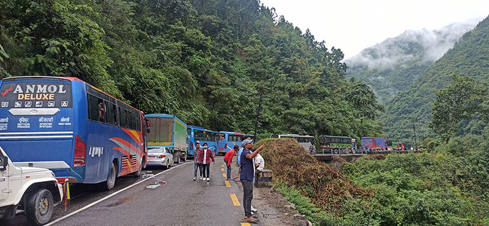 तुइन खोलाको पहिरोले दशैँमा हजारौं अलपत्र