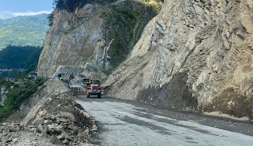 मुग्लिन नारायणगढ सडक खुलाउन अझै एक घण्टा लाग्ने
