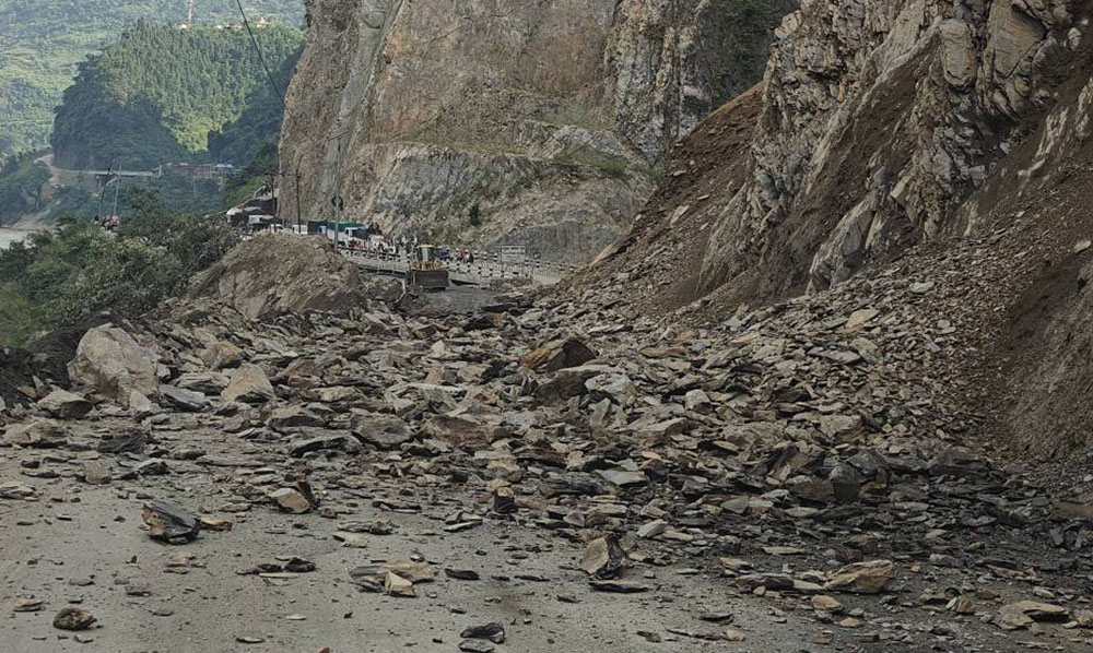 मुग्लिन नारायणघाट सडक एकतर्फी संचालन, ढुंगा झर्ने क्रम रोकिएन