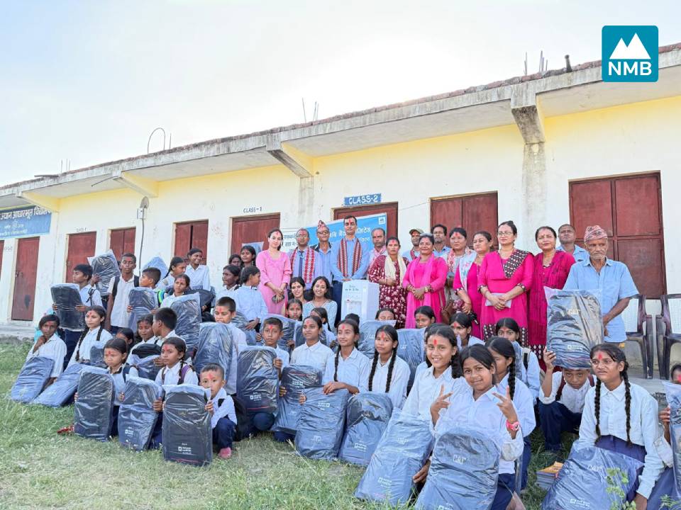 एनएमबि बैंकद्धारा अमरजैन विद्यालयमा स्कुल ब्याग र व्वाटर डिस्पेन्सर हस्तान्तरण