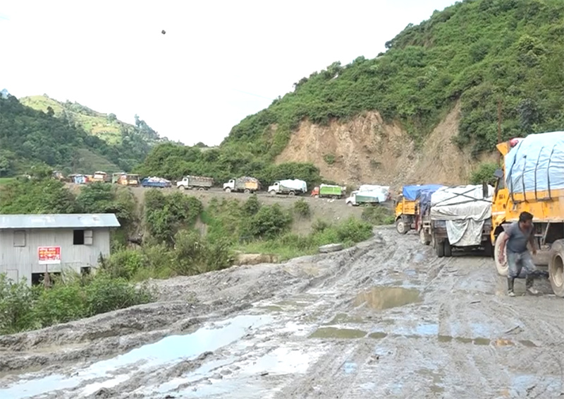 बन्चरेडाँडामा फोहोर फाल्न अवरोध, घरबाट निस्कने फोहोर कम्पाउण्डभित्रै राख्न महानगरको आग्रह बन्चरेडाँडामा फोहोर फाल्न अवरोध, घरबाट निस्कने फोहोर कम्पाउण्डभित्रै राख्न महानगरको आग्रह