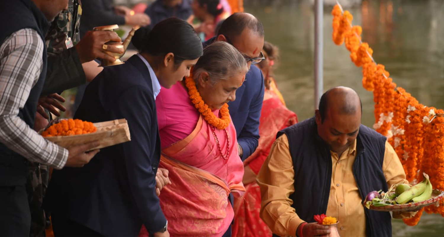 छठ घाटमा प्रधानमन्त्री (फोटो फिचर) छठ घाटमा प्रधानमन्त्री (फोटो फिचर)