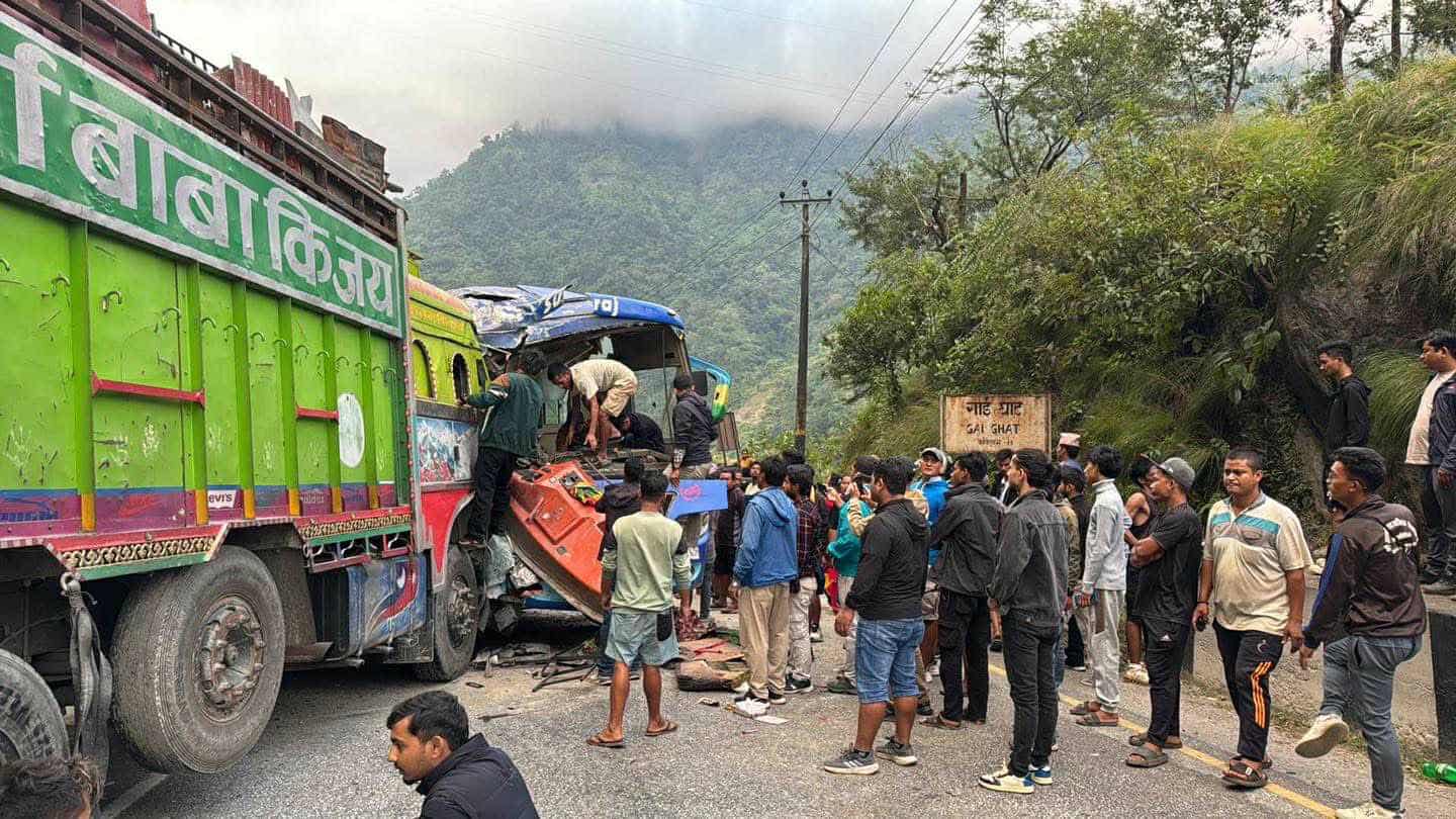 गाइघाट दुर्घटना: ट्रक र बससहित ७ गाडी ठोक्किँदा २१ जना घाइते