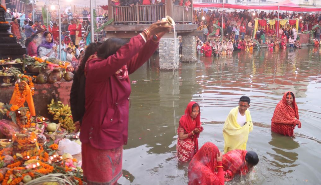 उदाउँदो सूर्यलाई अर्घ दिइयो उदाउँदो सूर्यलाई अर्घ दिइयो