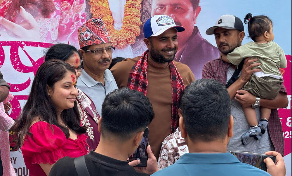 मोफसलका दर्शक भेट्न पुग्यो ‘वरिष्ठ बलराम’ को टिम मोफसलका दर्शक भेट्न पुग्यो ‘वरिष्ठ बलराम’ को टिम
