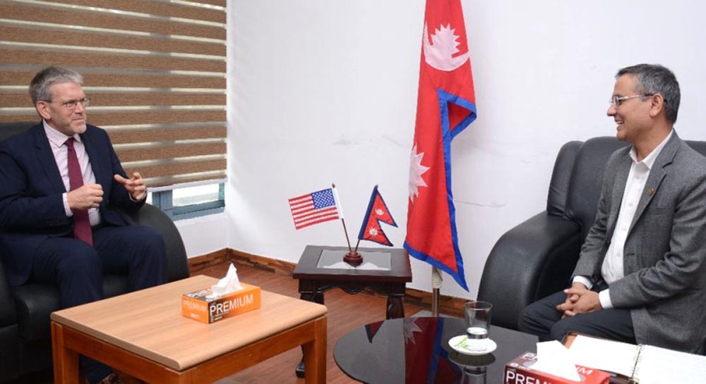 गृहमन्त्री अर्यालसँग अमेरिकी राजदूत थम्पसनको भेटवार्ता गृहमन्त्री अर्यालसँग अमेरिकी राजदूत थम्पसनको भेटवार्ता