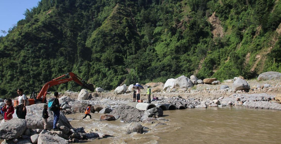 फेमे खोलामा अस्थायी डाइभर्सनमार्फत यातायात सुचारु 
