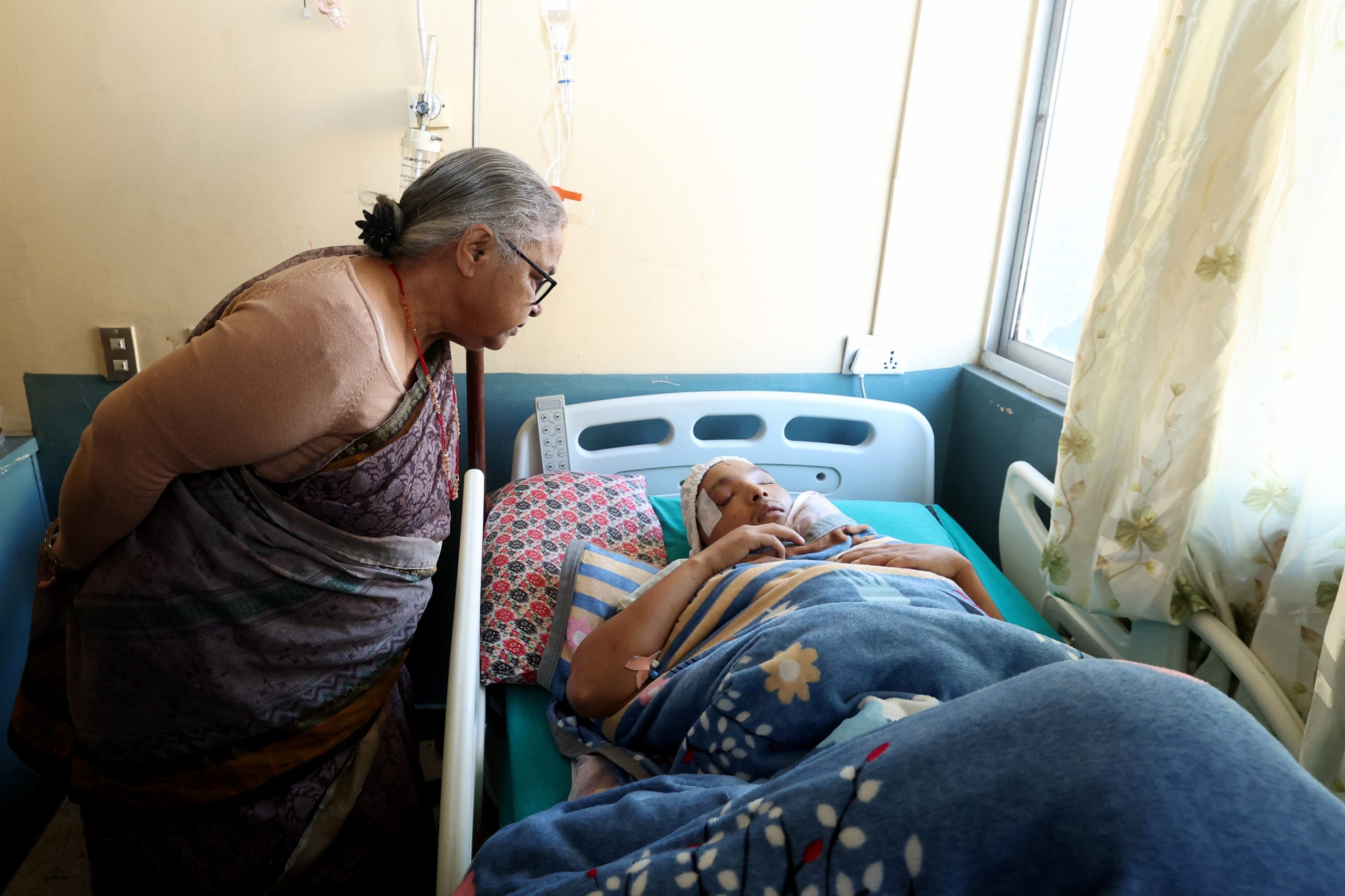 ‘जेनजी’ प्रदर्शनका घाइते सन्तोष बोहरासँग प्रधानमन्त्री कार्कीको भेट