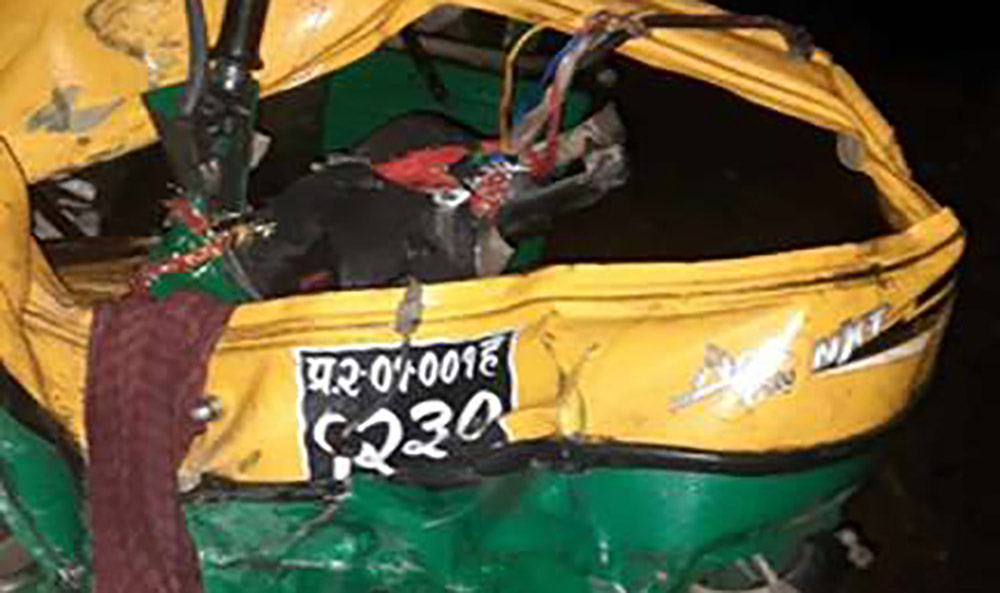 बसले अटो रिक्सालाई ठक्कर दिदा एकै परिवारका तीनसहित चार जनाको मृत्यु