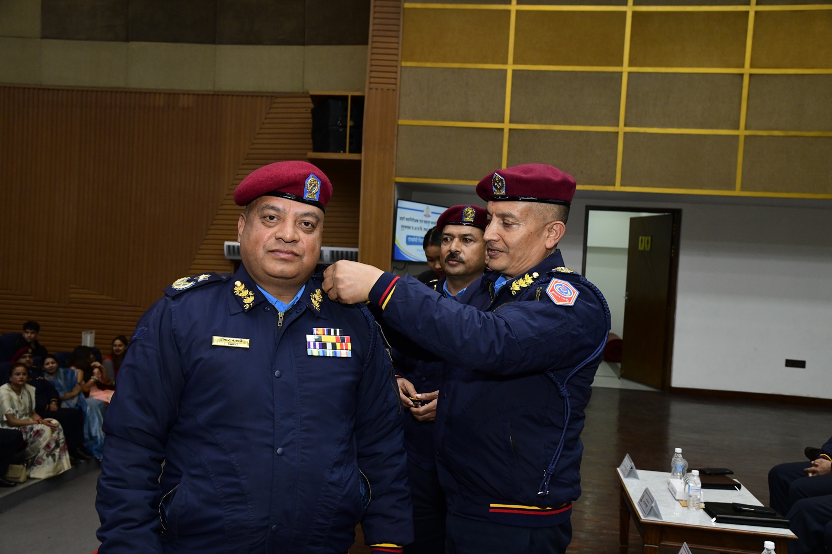 एआईजी कार्की, डीआईजी अधिकारी र चौधरीलाई दर्ज्यानी चिन्ह प्रदान