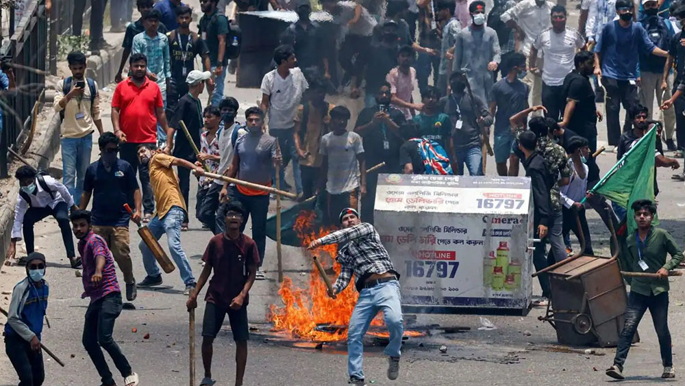 बंगलादेशमा हसिनाका समर्थक सडकमा, तनाव बढ्दै