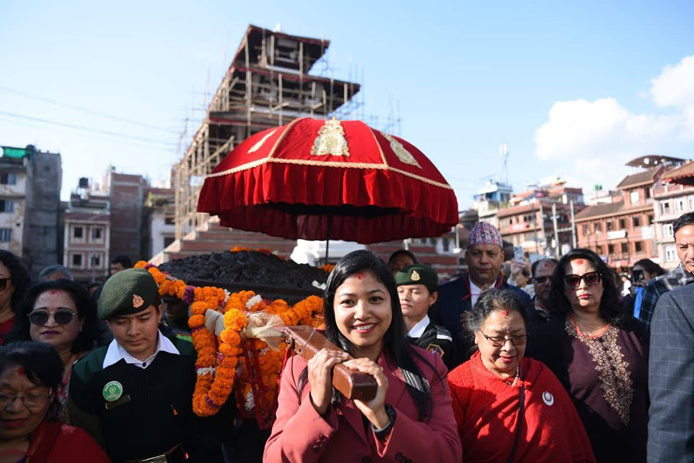 बेलायतबाट फिर्ता गरिएको तोरण कुमारी घरमा पुनस्थापित