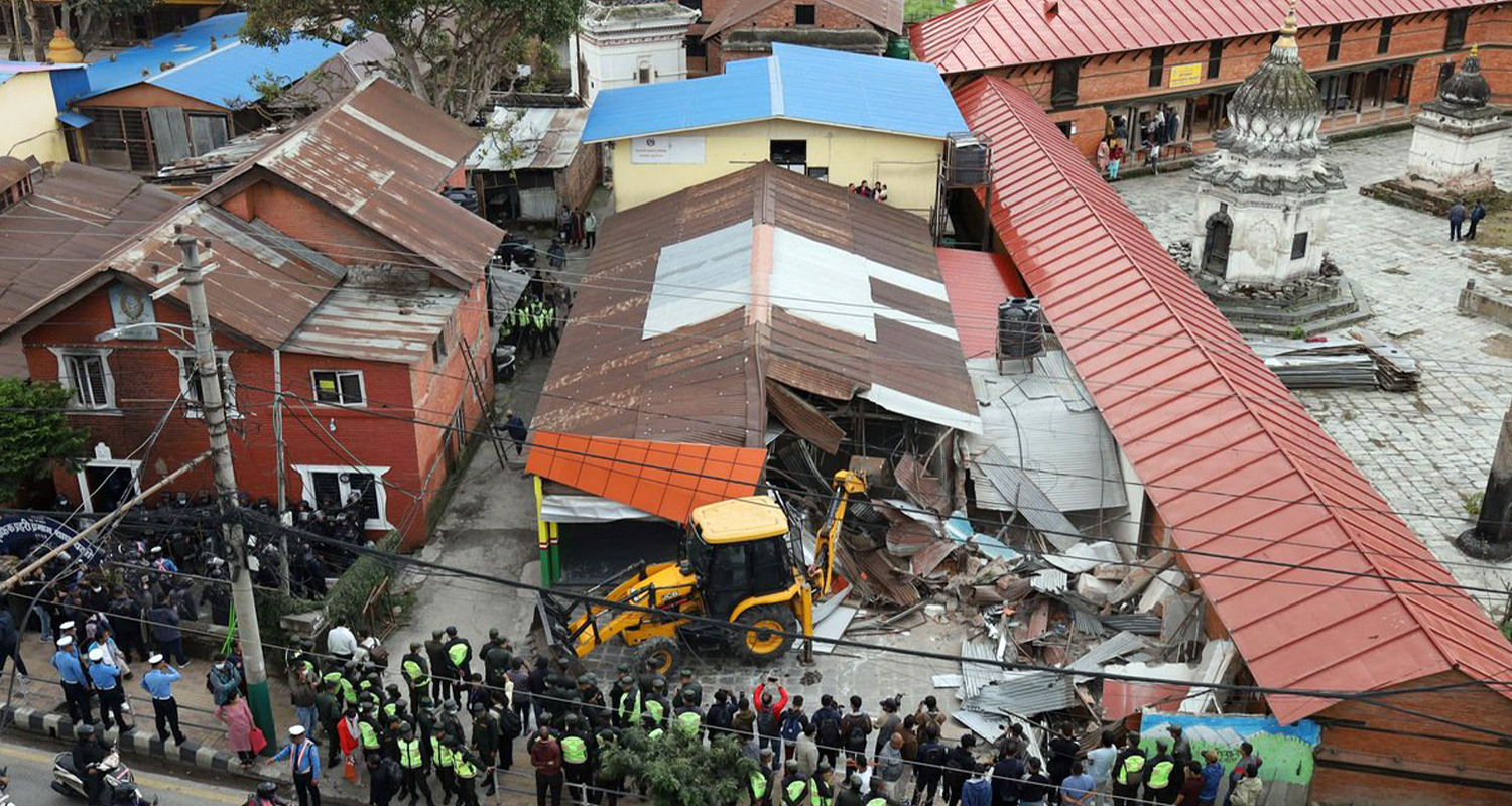 थापाथलीको सम्पदा क्षेत्रमा महानगरको डोजर, भत्काइयो ट्राफिक प्रहरी बिट