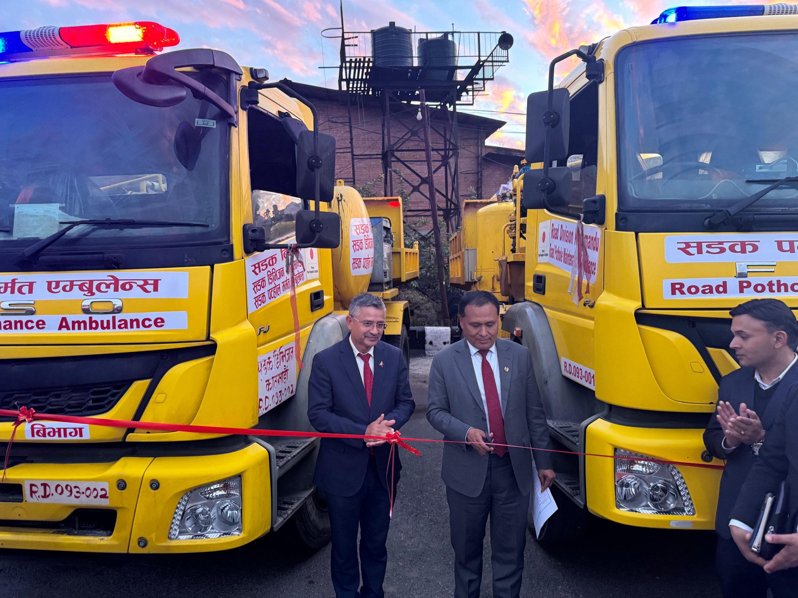 काठमाडौंका सडक मर्मत गर्न सडक एम्बुलेन्स सञ्चालनमा