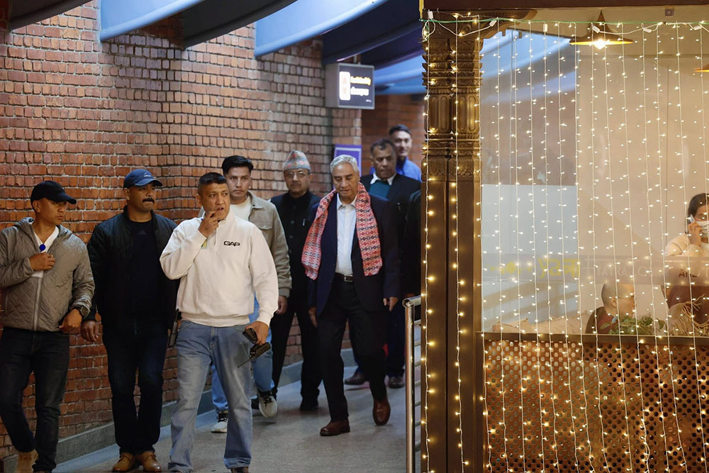 स्वदेश फर्किए देउवा दम्पति (फोटो फिचर)