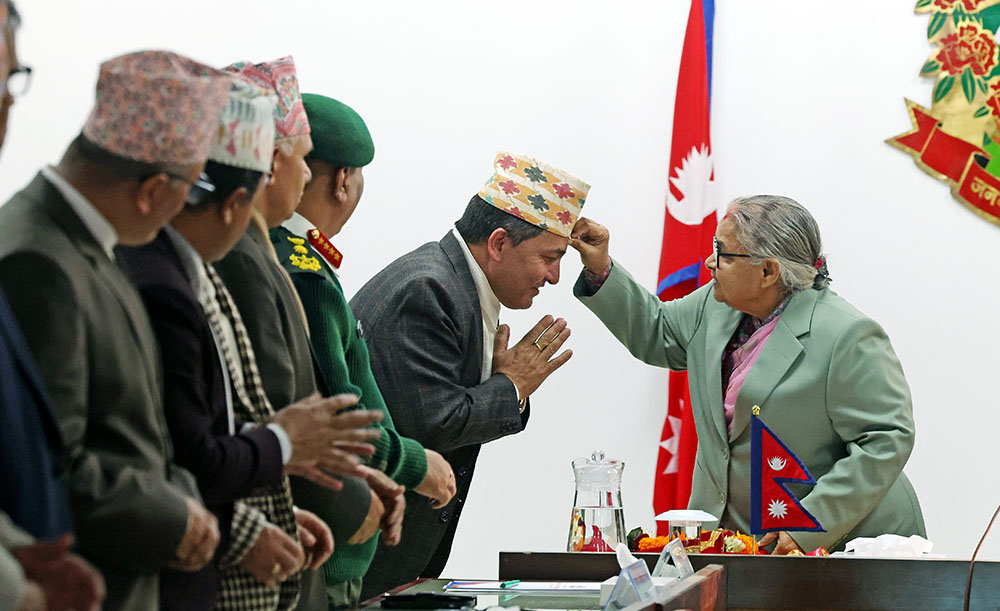 प्रधानमन्त्री कार्कीबाट अवकाश लिन लागेका मुख्यसचिव अर्यालको बिदाई