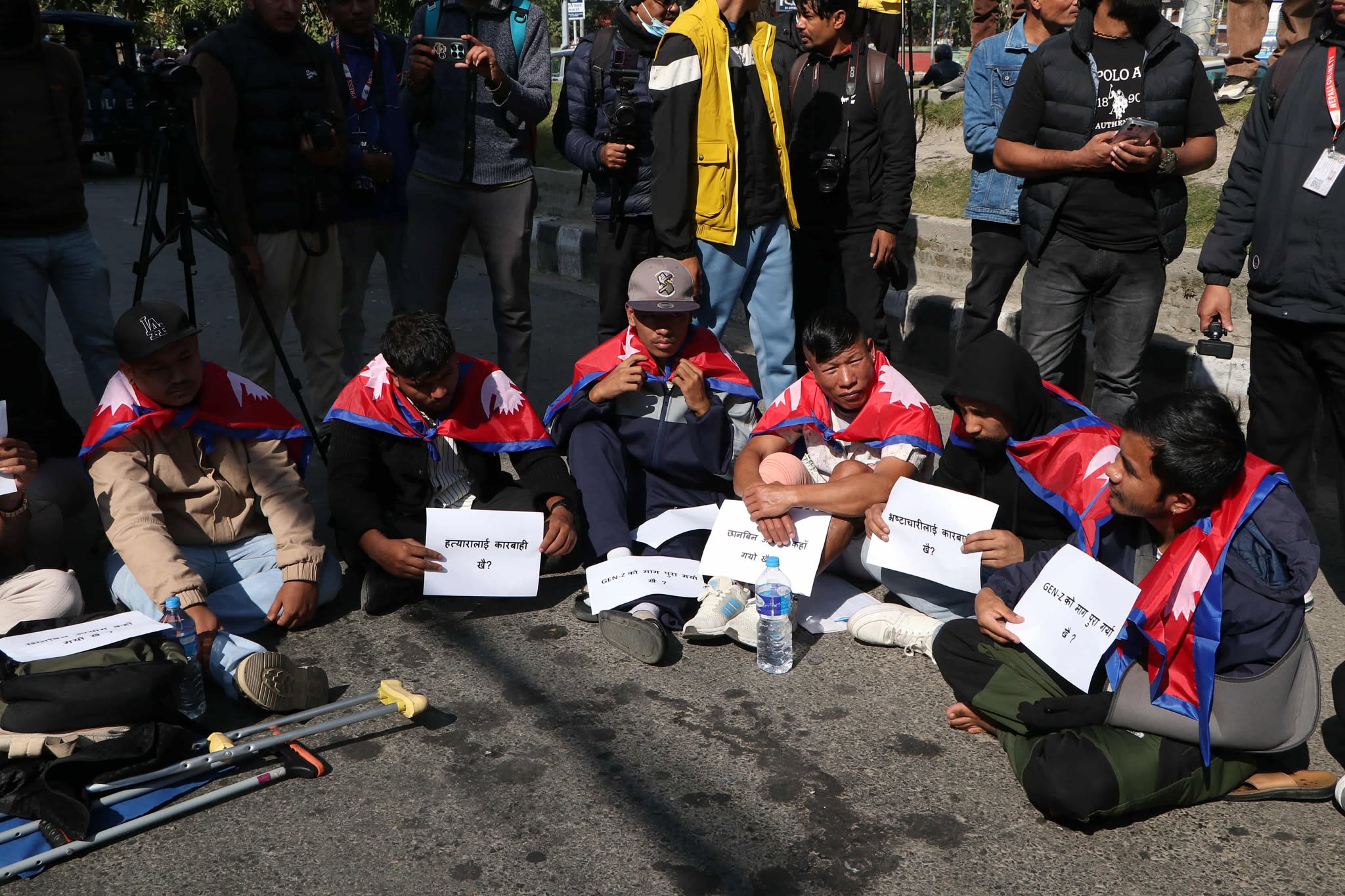 माइतीघरमा धर्नामा बसे घाइते जेन जी 