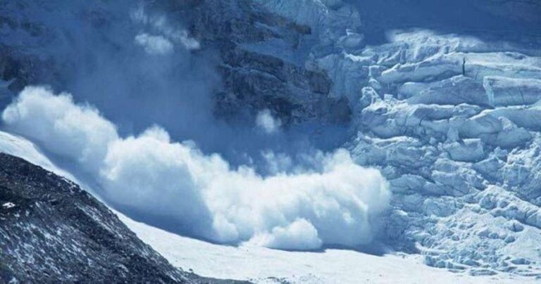 दोलखामा हिमपहिरो : तीनको मृत्यु, आठ जना बेपत्ता