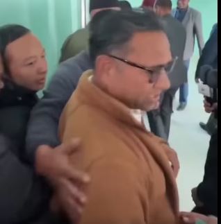 कर्ण थापामाथि ओलीकै उपस्थितिमा पार्टी कार्यालयमा दुव्र्यवहार