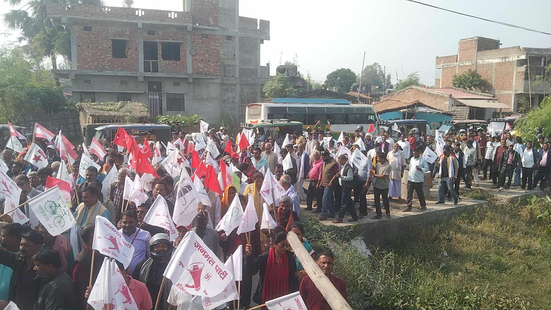 एमाले विरुद्ध मधेशका सात दल सडकमा