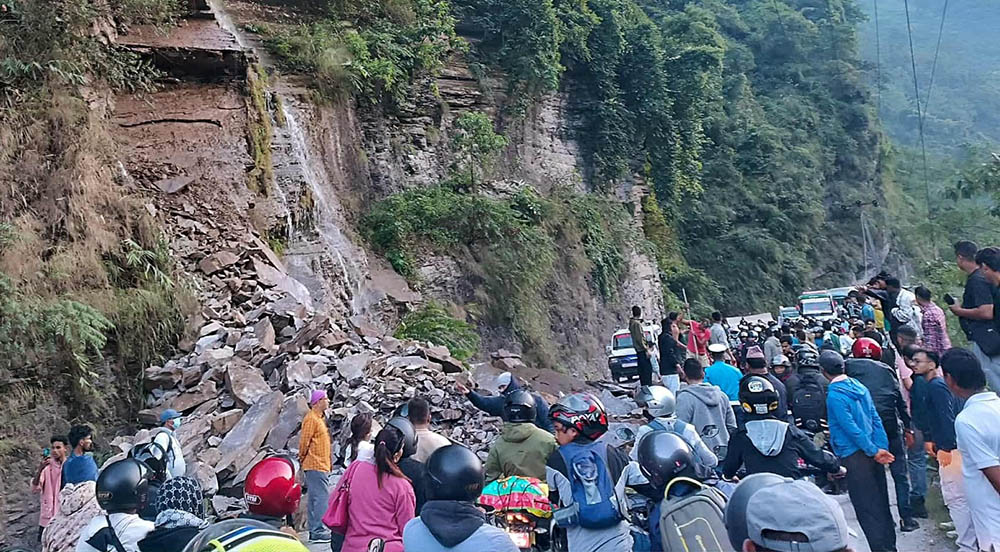 मुग्लिन–नारायणगढ सडक : सुक्खा पहिरो खस्दा सवारी आवागमन एकतर्फी