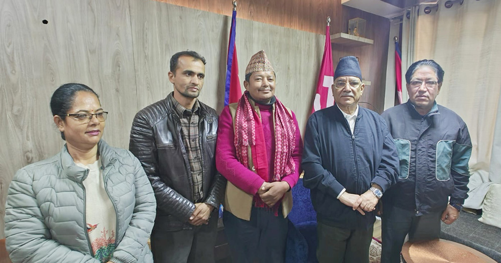 रुकुम पूर्वका एमाले नेता नेपाली कम्युनिष्ट पार्टीमा प्रवेश, प्रचण्डले गरे स्वागत