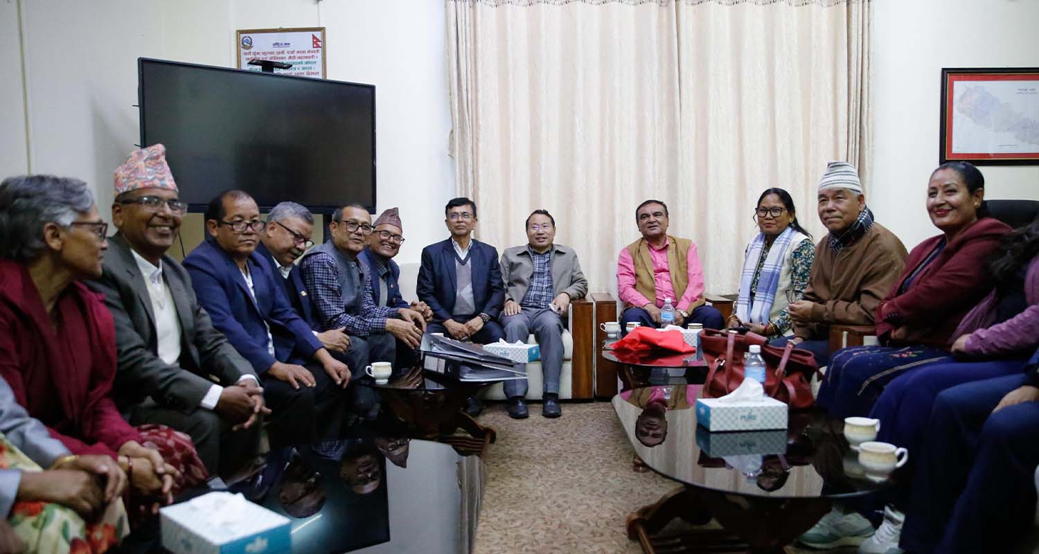 निर्वाचन आयोग पुगे नेपाली कम्युनिष्ट पार्टीका नेता