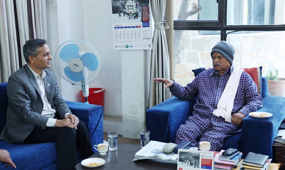 गृहमन्त्री अर्याल र पूर्वराष्ट्रपति डा. रामवरण यादवबीच भेटवार्ता