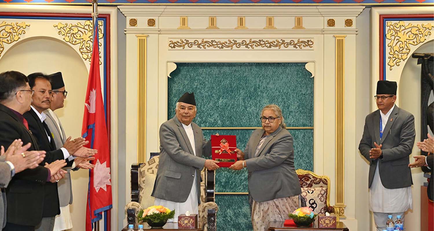 सम्पूर्ण ध्यान चुनावमा केन्द्रित गर्न सरकारलाई राष्ट्रपतिको सुझाव