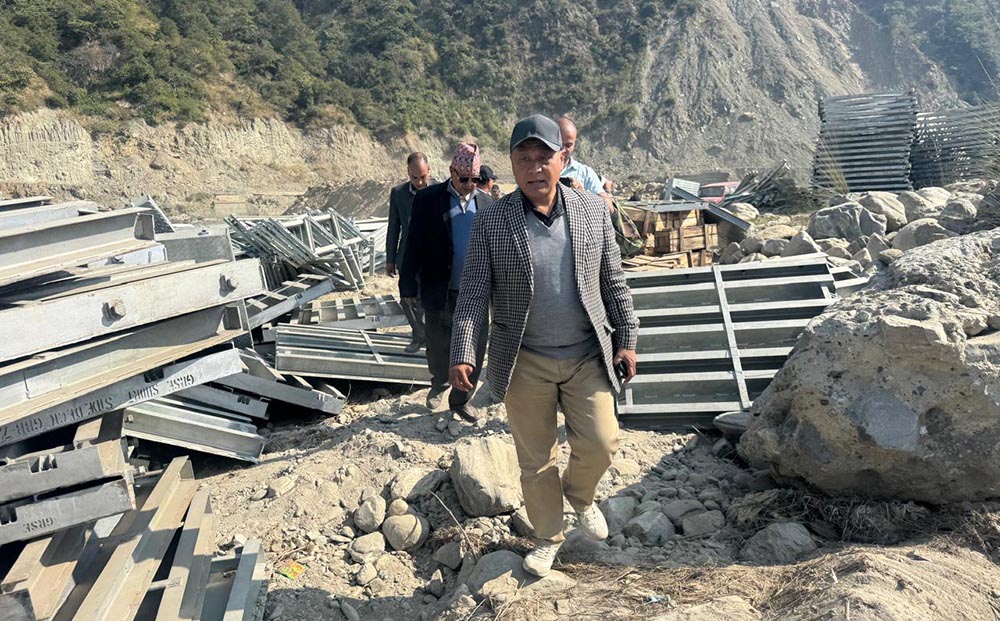 सिन्धुली र रामछाप जोड्ने खैरेनीघाटमा बेली ब्रिज जडान हुँदै, मन्त्री घिसिङको अनुगमन