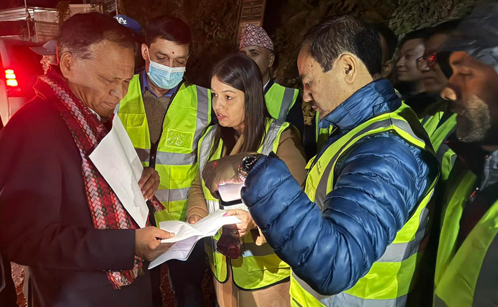 मन्त्री घिसिङद्वारा नागढुङ्गा-मुग्लिन निर्माणाधीन सडकको अनुगमन