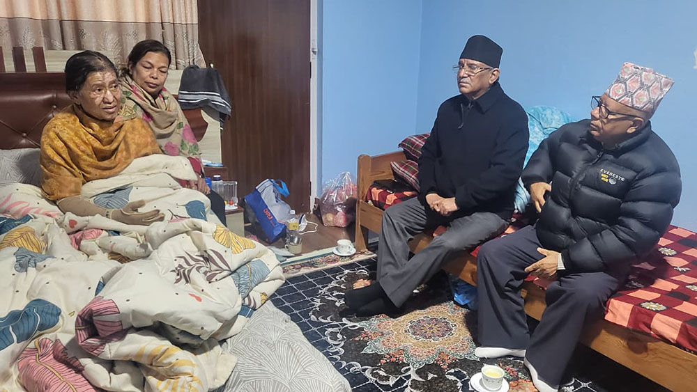 रविलक्ष्मी चित्रकारको स्वास्थ्य अवस्था बुझ्न पुगे प्रचण्ड र नेपाल