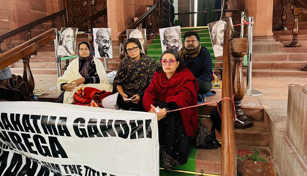 भारतमा संसद भवनमै धर्नामा किन बसे सांसद ?