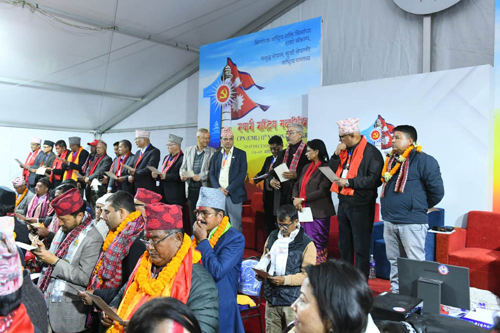 एमाले अध्यक्ष ओलीसहित पदाधिकारी र केन्द्रीय सदस्यले लिए शपथ (फोटो फिचर)