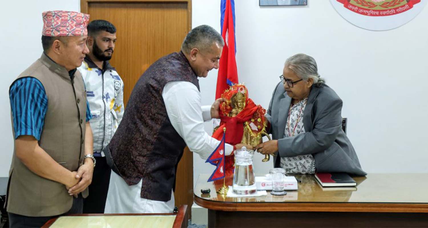 प्रधानमन्त्रीलाई दुर्गा प्रसाईंले दिए मूर्ति उपहार