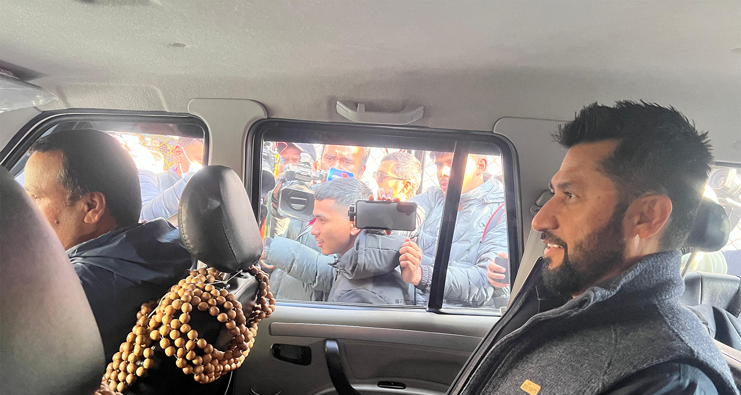 बालेनसँग वार्ता सकेर निस्किए रवि