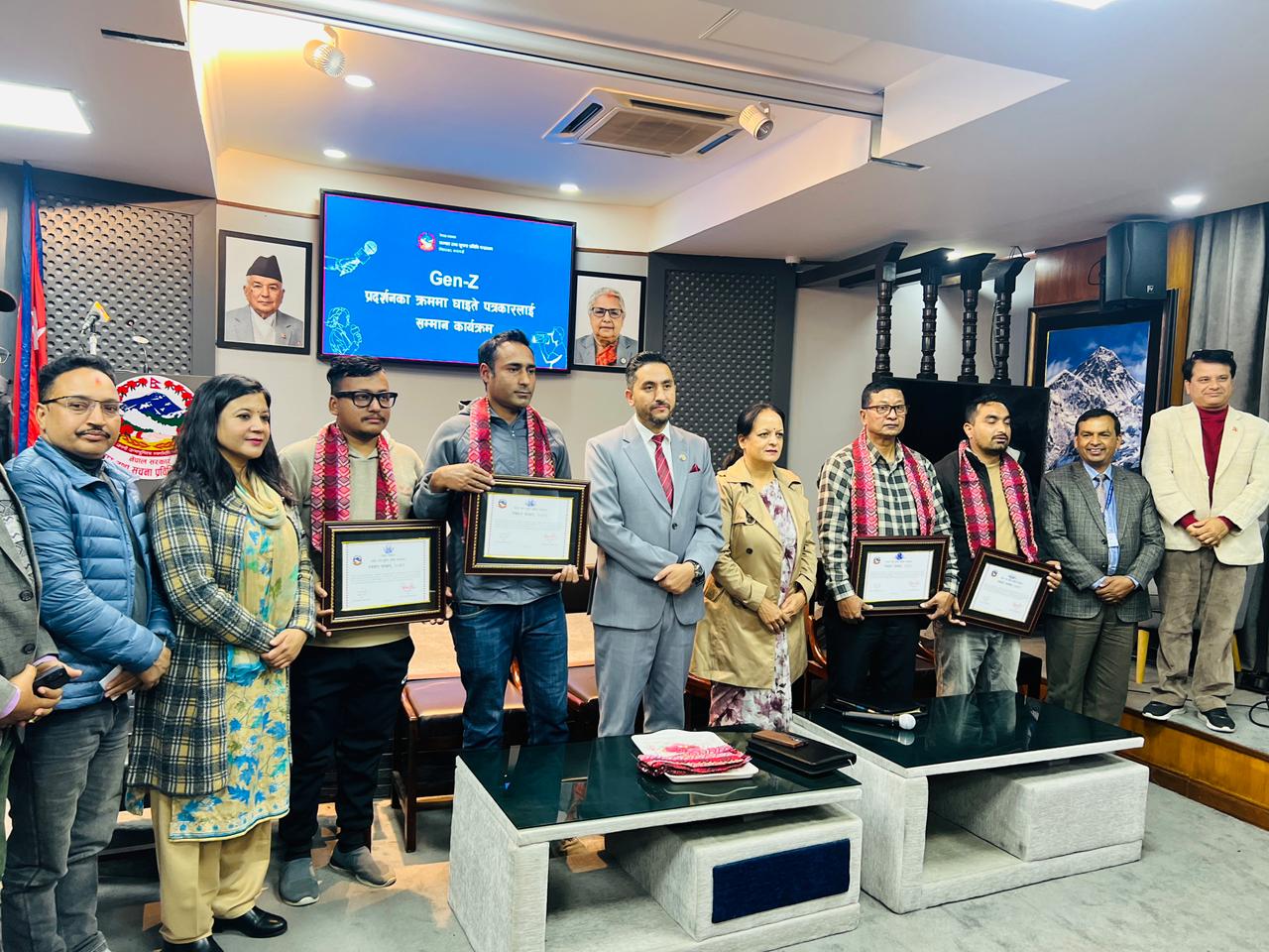 जेनजी आन्दोलनका क्रममा घाइते पत्रकार नगदसहित सम्मानित