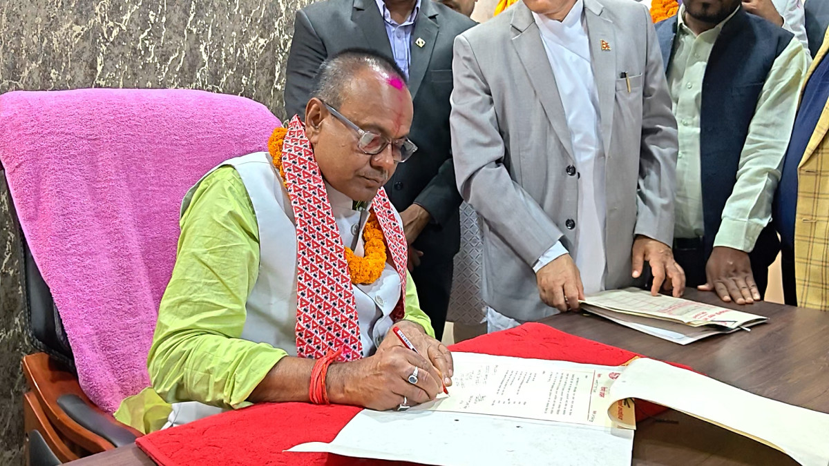 मधेश प्रदेशसभाका सभामुख यादवले गरे पदभार ग्रहण